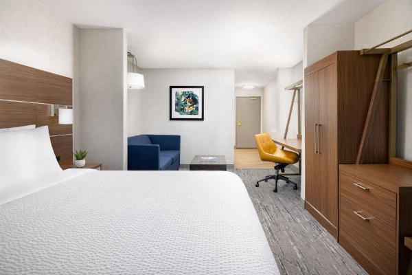 Holiday Inn Express Las Vegas South image 11