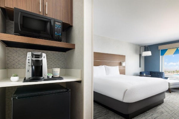 Holiday Inn Express Las Vegas South image 14