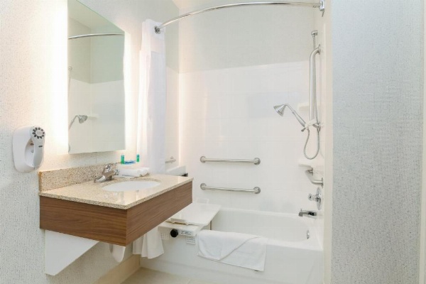 Holiday Inn Express Las Vegas South image 25